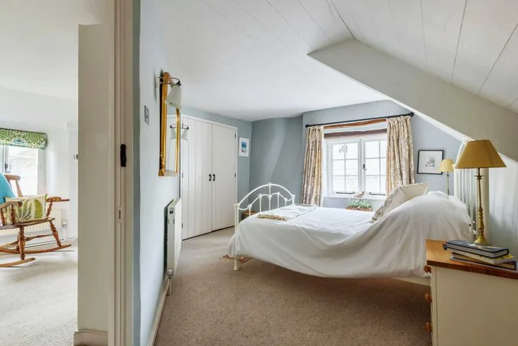 Bedroom Paint Colors: Blue, Pink, and White Bedding Pairings